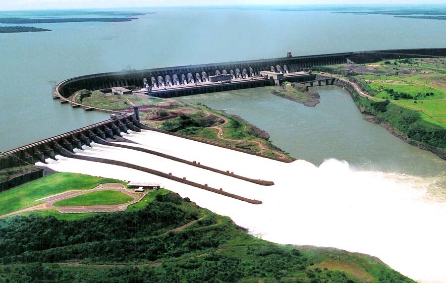 Rio Paraná, o qual é aproveitado pela Hidrelétrica Binacional de Itaipu